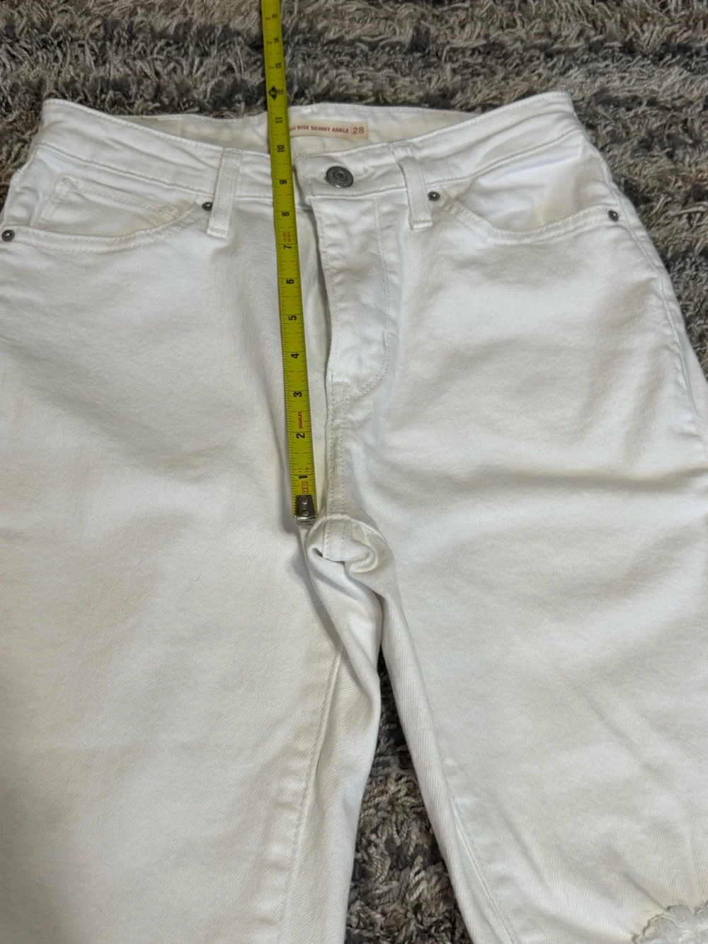 721 Levi's White Skinny High Rise Jeans with Knee Rip